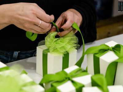 Prima di andarcene la nostra attenzione ricade su una commessa intenta impacchettare con minuzia alcuni magneti che verranno regalati a una cresima. � un�operazione che va fatta con grande cura, perch� il packaging, ovvero il confezionamento e la presentazione, ormai conta pi� dello stesso oggetto